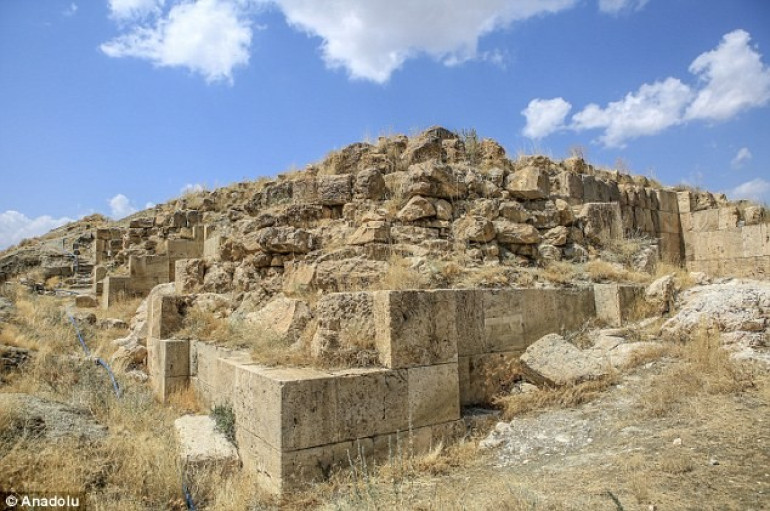 Unearthed after 2,800 years: Turkish archaeologists find Kingdom of Uratu pithos tombs during painstaking excavation
