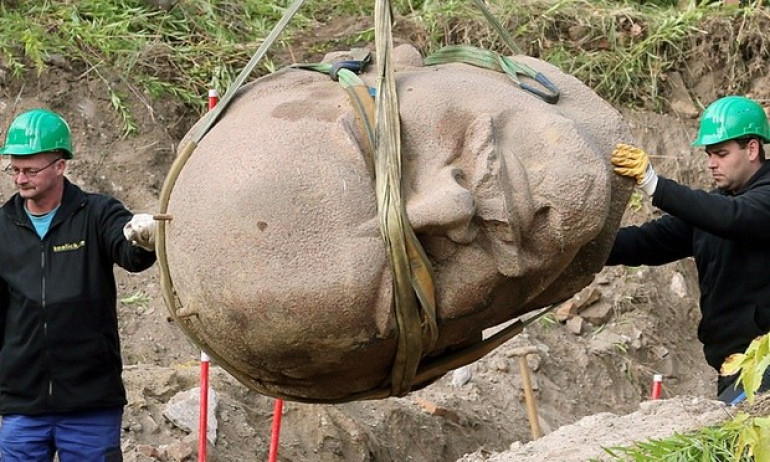 Giant head from Lenin statue unearthed for Berlin exhibition