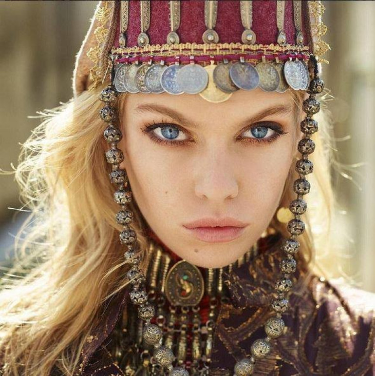 Հայտնի մոդել Stella Maxwell-ը կհայտնվի Vogue Russia-ի շապիկին՝ հայկական տարազով
