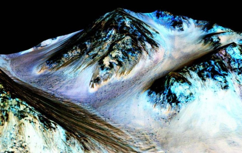 NASA scientists find liquid on Mars