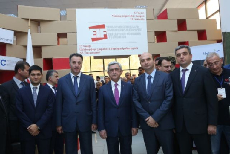 President Sargsyan joins DigiTec Expo-2015 exhibition