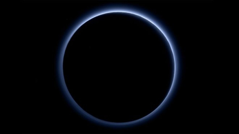 New Horizons: Probe captures Pluto's blue hazes