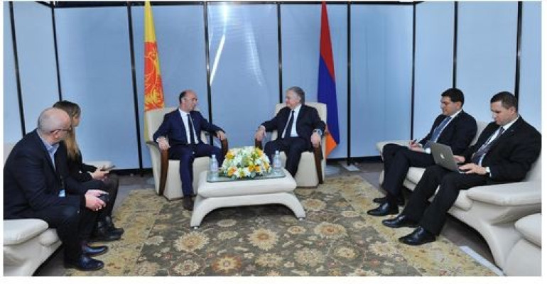 Իմ հիշողություններում հայրս սեղանի շուրջ նստած աշխատում էր. Նիկոլա Ազնավուր