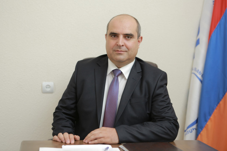 Բրեդ Փիթը V ամսագրի շապիկին է հայտնվել Ռոբերտ Ռեդֆորդի կերպարով (լուսանկարներ)