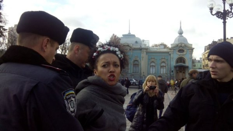 Femen-ի ակտիվիստները մերկացել են Ուկրաինայի խորհրդարանի առաջ` միասեռականների աջակցության համար
