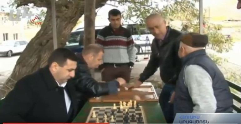 «Այո»-ի ճակատն անցել է նարդի ու շախմատ խաղալուն, իսկ «ոչ»-ը քաղաքացիներին բացատրում՝ նոր սահմանադրությունը վտանգում է տարածքային ամբողջականությունը