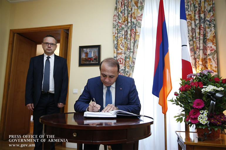 Հովիկ Աբրահամյանն այցելել է ՀՀ–ում Ֆրանսիայի դեսպանատուն և ցավակցել