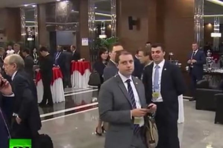 Պարզվել է G20-ի ժամանակ Օբամային և Պուտինին «լրտեսող» անձի ինքնությունը (տեսանյութ)
