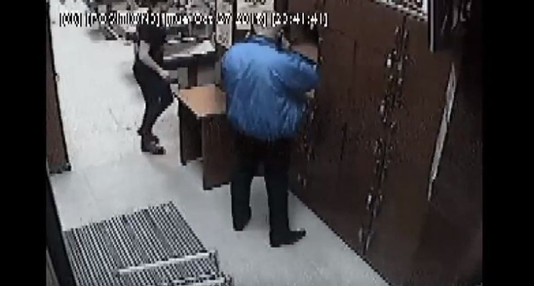 Քաղաքացին երևանյան սուպերմարկետի պահախցից կաշվե վերարկու է գողանում (տեսանյութ)