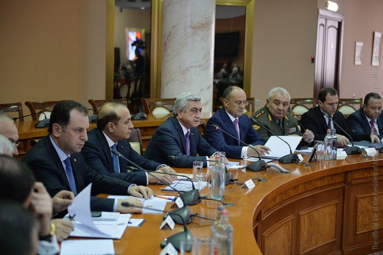 Ներկայացվել են հնարավոր ռազմական գործողությունների վարման ձևերն ու եղանակները. նախագահը խորհրդակցություն է անցկացրել ՊՆ-ում