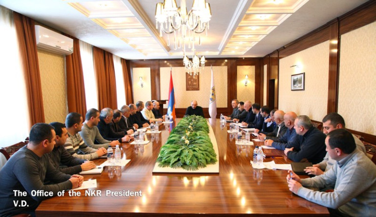 Բակո Սահակյանը խորհրդակցություն է հրավիրել՝ նվիրված այս օրերին տեղացած առատ ձյան հետևանքների վերացման աշխատանքներին