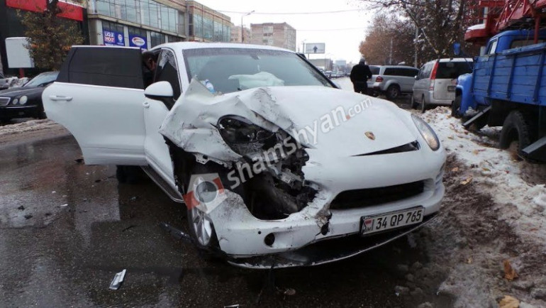 Երևանի Լենինգրադյան փողոցում Porsche Cayenne հարվածել է 63 համար երթուղայինին, կան տուժածներ. Shamshyan.com