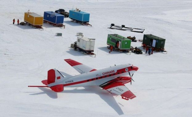 'Gigantic chasm under Antarctic ice'