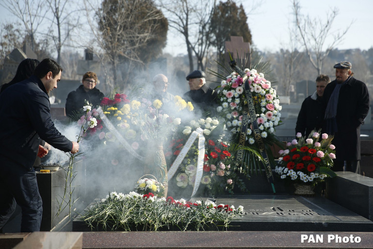 Нужно не преклонять, а высоко держать голову – по случаю 95-летия Арно Бабаджаняна к его могиле возложили цветы