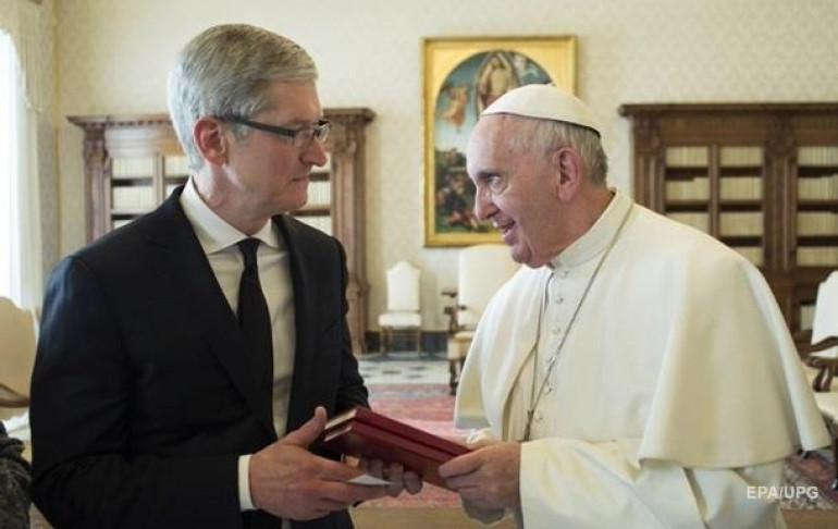 Папа Римский провел встречу с главой Apple