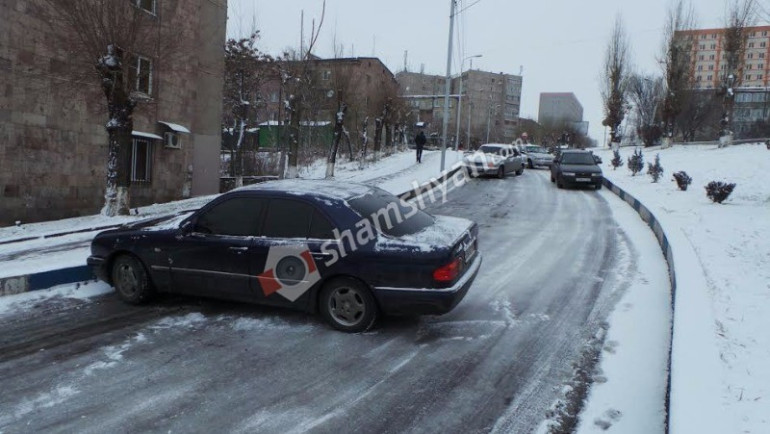 Աջափնյակում մերկասառույցի պատճառով մի քանի ավտոմեքենաներ բախվել են իրար.Shamshyan.com