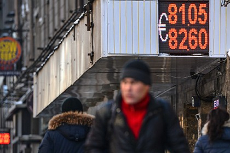 Դոլարի փոխարժեքը նվազել է 77 ռուբլուց