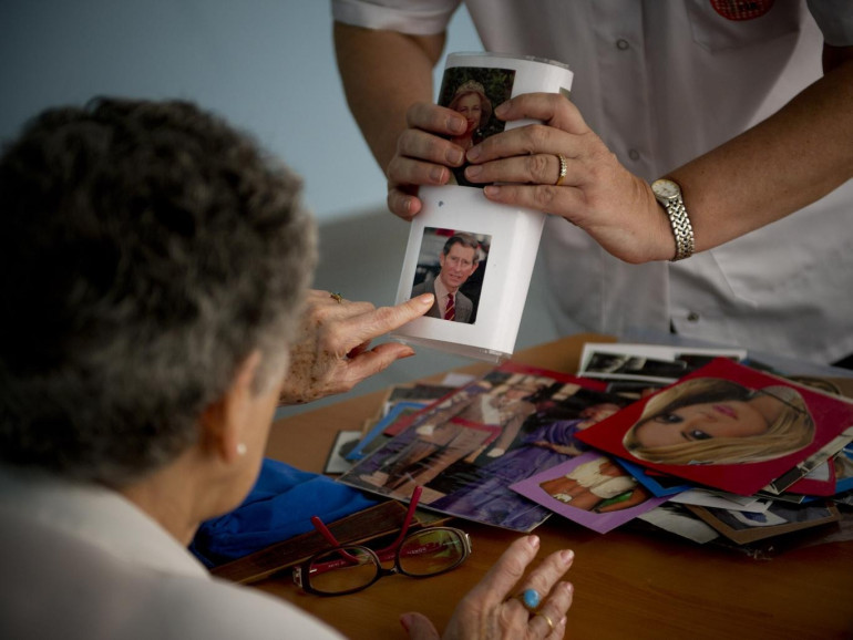 Alzheimer’s can be transmitted person to person nother, new evidence suggests