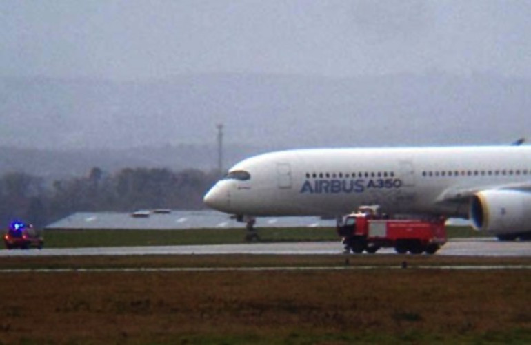 Ֆրանսիայում Airbus A350 օդանավը խրվել է ցեխի մեջ. տեսանյութ