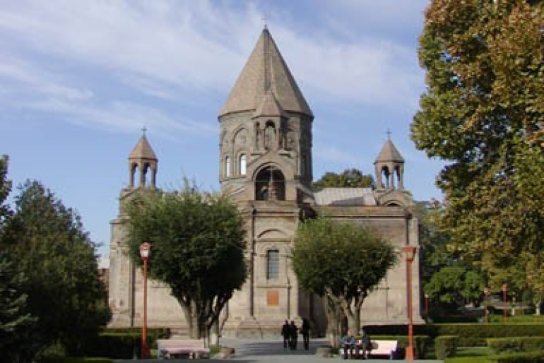 «Էօռնեկեան» դպրոցի սաները Մայր Տաճարում ընթերցել են Ս. Ներսես Շնորհալու «Հաւատով խոստովանիմ»-ը