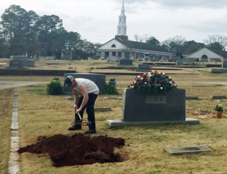 Harper Lee: To Kill a Mockingbird author buried in Alabama