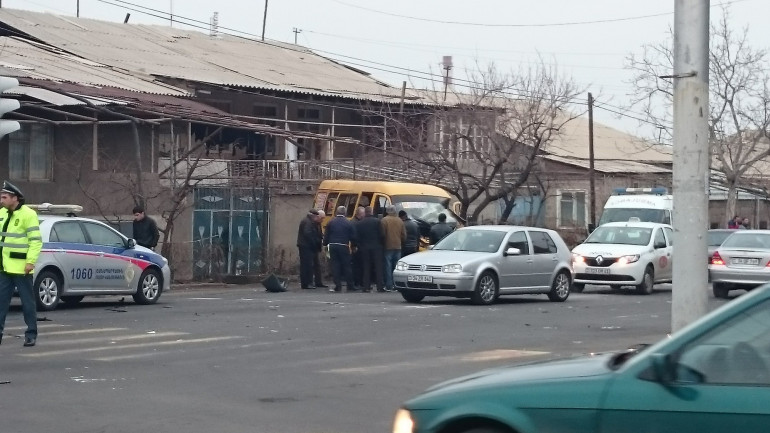 Երևանում վթարվել է 46 համարի երթուղայինը, կան տուժածներ. լուսանկարներ
