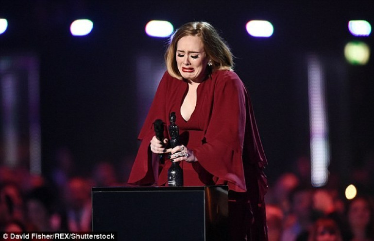 Երգչուհի Ադելը Brit Awards մրցանակի քառակի դափնեկիր է դարձել (լուսանկարներ)