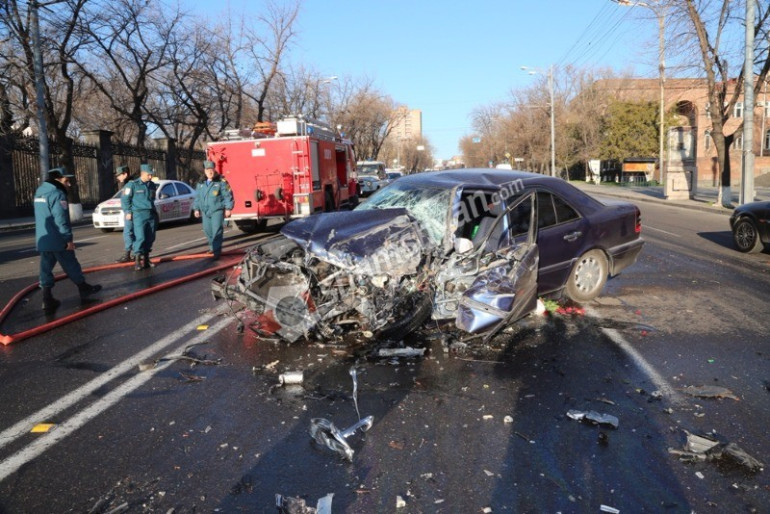 ԱԺ-ի դիմաց բախվել են Mercedes-ը և ավտոբուսը.հղի կնոջը տեղափոխել են հիվանդանոց. լուսանկարներ