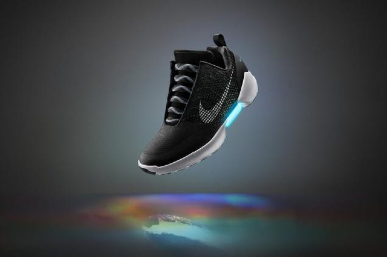 Nike представила футуристические кроссовки с автоматической шнуровкой