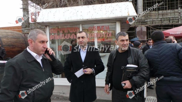 Նոր Նորքում փոխանակման կետի վրա ավազակային հարձակման վայրում հայտնաբերվել է 6 պարկուճ, 4 գնդակ Նոր Նորքում փոխանակման կետի վրա ավազակային հարձակման վայրում հայտնաբերվել է 6 պարկուճ, 4 գնդակ