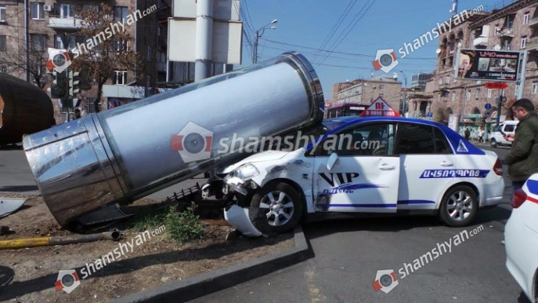 Երևանում աղջիկը Nissan-ով բախվել է Honda-ին, իսկ հետո տապալել գովազդային վահանակը. կա վիրավոր.Shamshyan.com