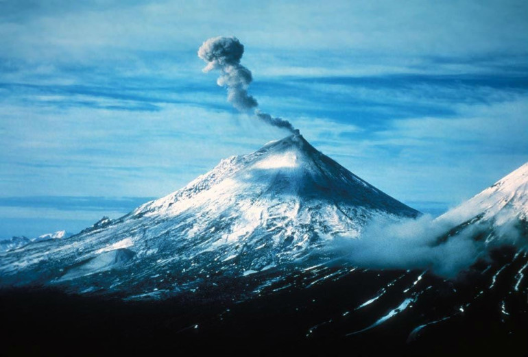 Alaska volcano 'abruptly erupts', sending ash 20,000ft into sky