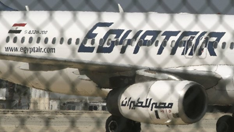 Egypt Air-ի առևանգված ինքնաթիռում դեռևս 7 մարդ է մնում. առևանգողի՝ ավելի վաղ հայտնի դարձած անունը սխալ է