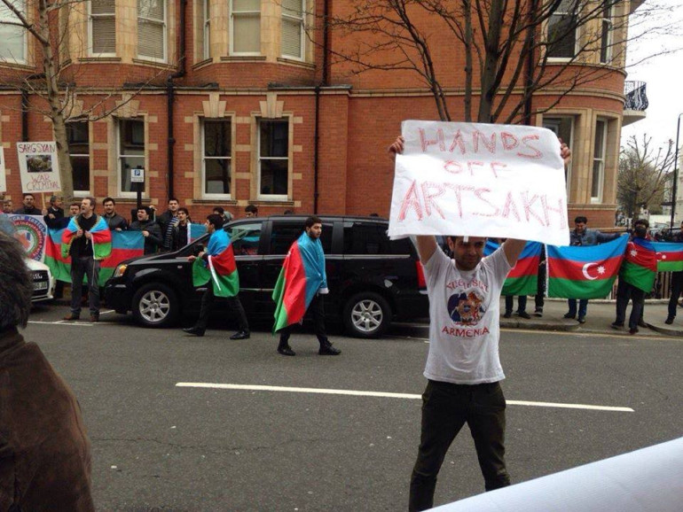 Руки прочь от Арцаха – акция протеста армянина в Лондоне