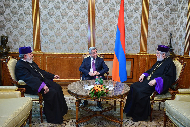 ՀՀ Նախագահը Գարեգին Բ և Արամ Ա կաթողիկոսների հետ քննարկել է շփման գծում ստեղծված իրավիճակը