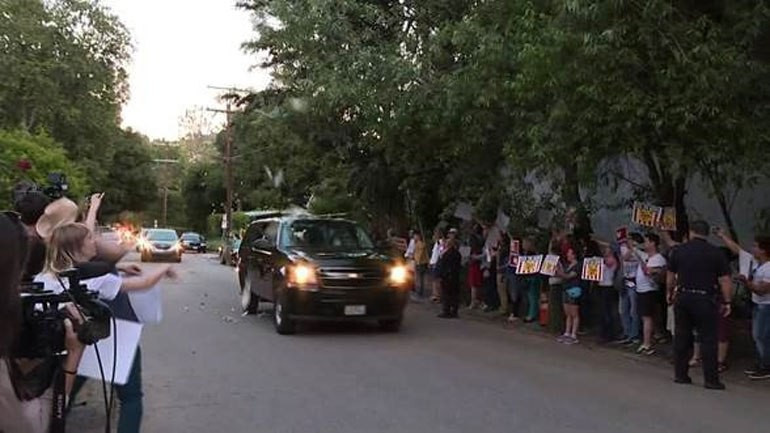 Հիլարի Քլինթոնի ավտոշարասյան վրա 1 դոլարանոց թղթադրամներ են նետել (տեսանյութ)