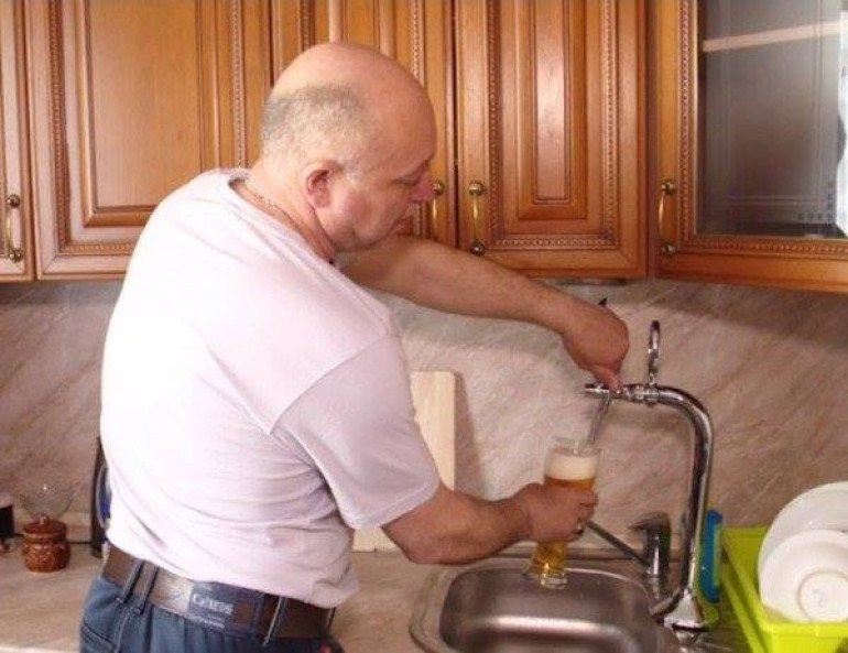 Ռուս տղամարդը գարեջրի խողովակաշար է տեղադրել իր տանը և գարեջուրն ըմպում է  հենց  խոհանոցի ծորակից (տեսանյութ)