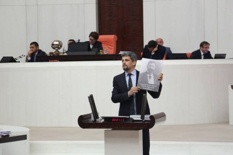 Պոլսահայ պատգամավոր Գարո Փայլանը Թուրքիայի խորհրդարանում ի ցույց է դրել 1915-ին սպանված հայ պատգամավորների լուսանկարները (տեսանյութ)
