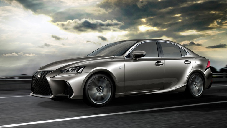 Lexus изменил внешность седана IS