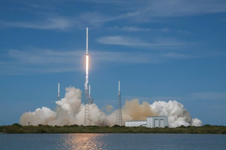 SpaceX-ի՝ տիեզերքից վերադարձած հրթիռը վայրէջք է կատարում նավի վրա (տեսանյութ)