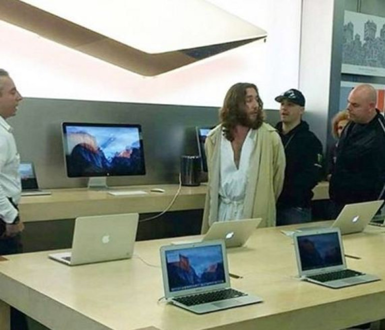«Иисуса» арестовали в американском Apple Store за слишком большой крест
