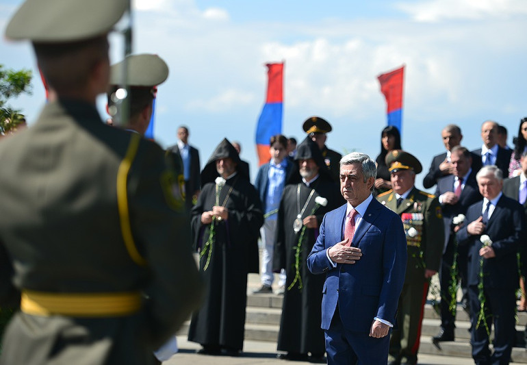 Նախագահը հարգանքի տուրք է մատուցել հայրենիքի համար իրենց կյանքը զոհաբերած զինվորների հիշատակին