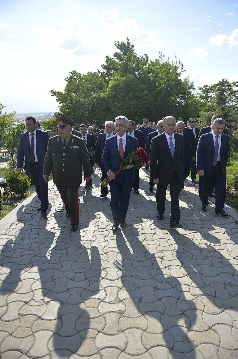 Նախագահ Սերժ Սարգսյանն այցելել է «Եռաբլուր» զինվորական պանթեոն