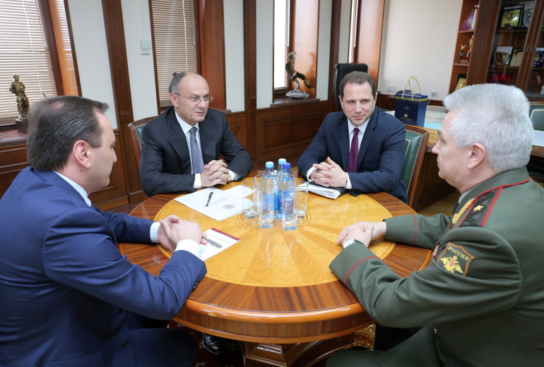 Սեյրան Օհանյանն ու Յուրի Խաչատուրովը  ՀՀ ՊՆ վարչական համալիրում ընդունել են Յուրի Դաշկինին