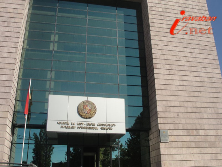 Գուրգեն Արսենյանի հետ կապված միջադեպի գործով մեղադրյալները դատարանում շուռ են տվել սեղաններն ու բարձրախոսները. shamshyan.com