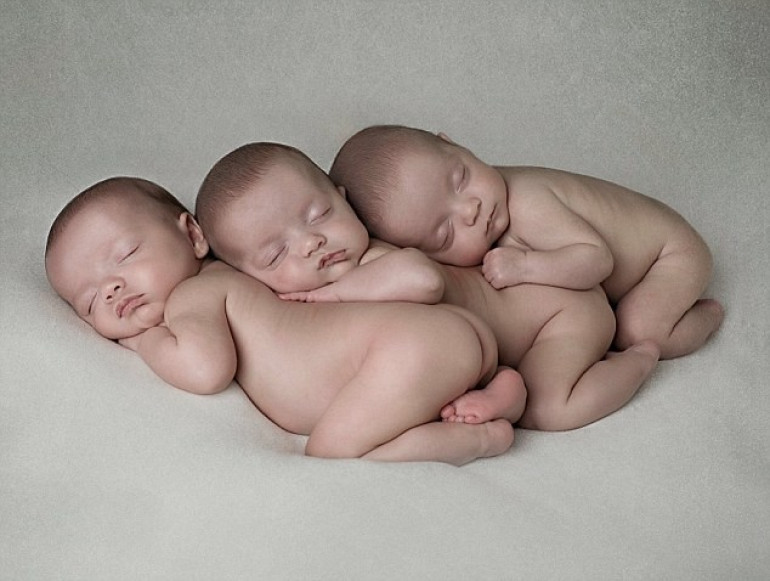 Triplets with rare genetic similarity born in Britain (photos, video)