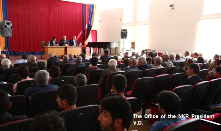 Բակո Սահակյանը հանդիպել է քառօրյա պատերազմի հետևանքով Չարենցավանում ժամանակավոր բնակվող թալիշցիների հետ

 