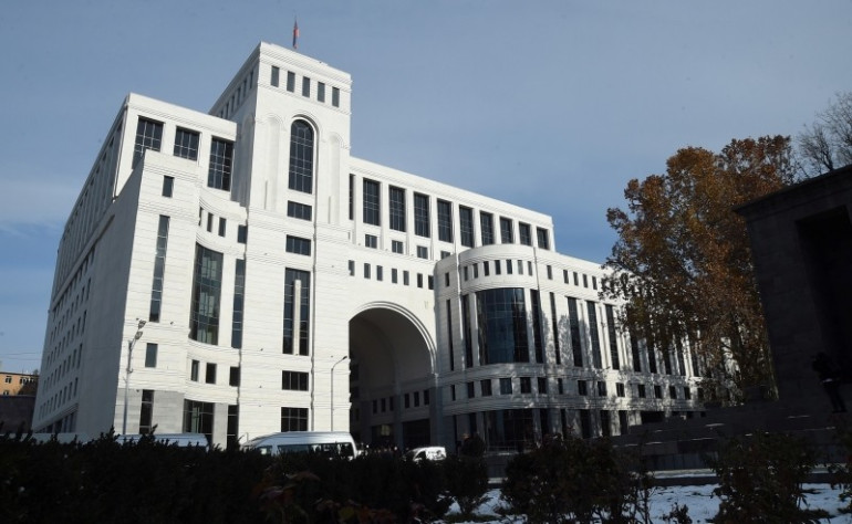 Հնդկաստանի նորանշանակ դեսպանն իր հավատարմագրերի պատճենն է հանձնել ԱԳ նախարարին