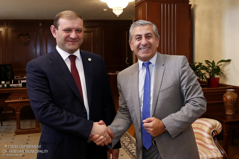Երևանի քաղաքապետը հանդիպել է Ասիական զարգացման բանկի ներկայացուցիչների հետ

 



 