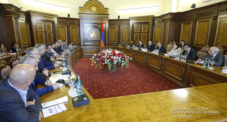 Կառավարությունում ֆրանսիական պատվիրակության հետ հանդիպմանը կարևորվել է ԼՂ հարցի բացառապես խաղաղ կարգավորումը